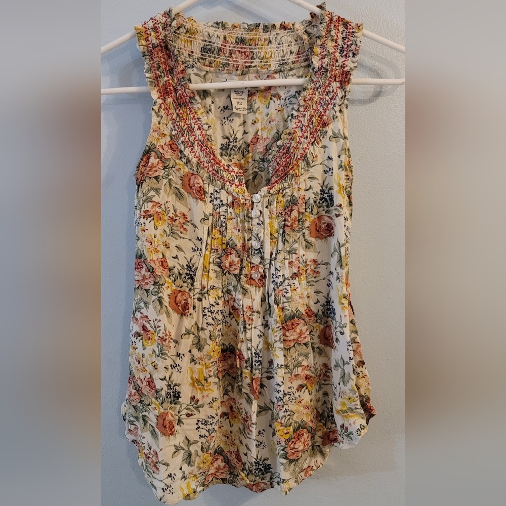 American Rag xs floral sleeveless top decorative stitching and buttons